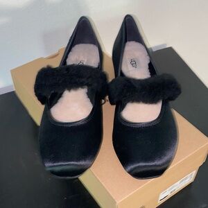 UGG LENA FLUFF FLAT IN BLACK FABRIC